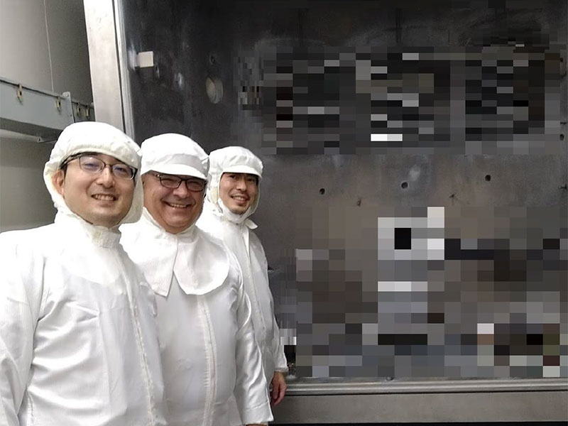 左: 大阪大学レーザー科学研究所余語教授 中央:Ovidiu Dranga駐日ルーマニア特命全権大使 右: 三上技術部長