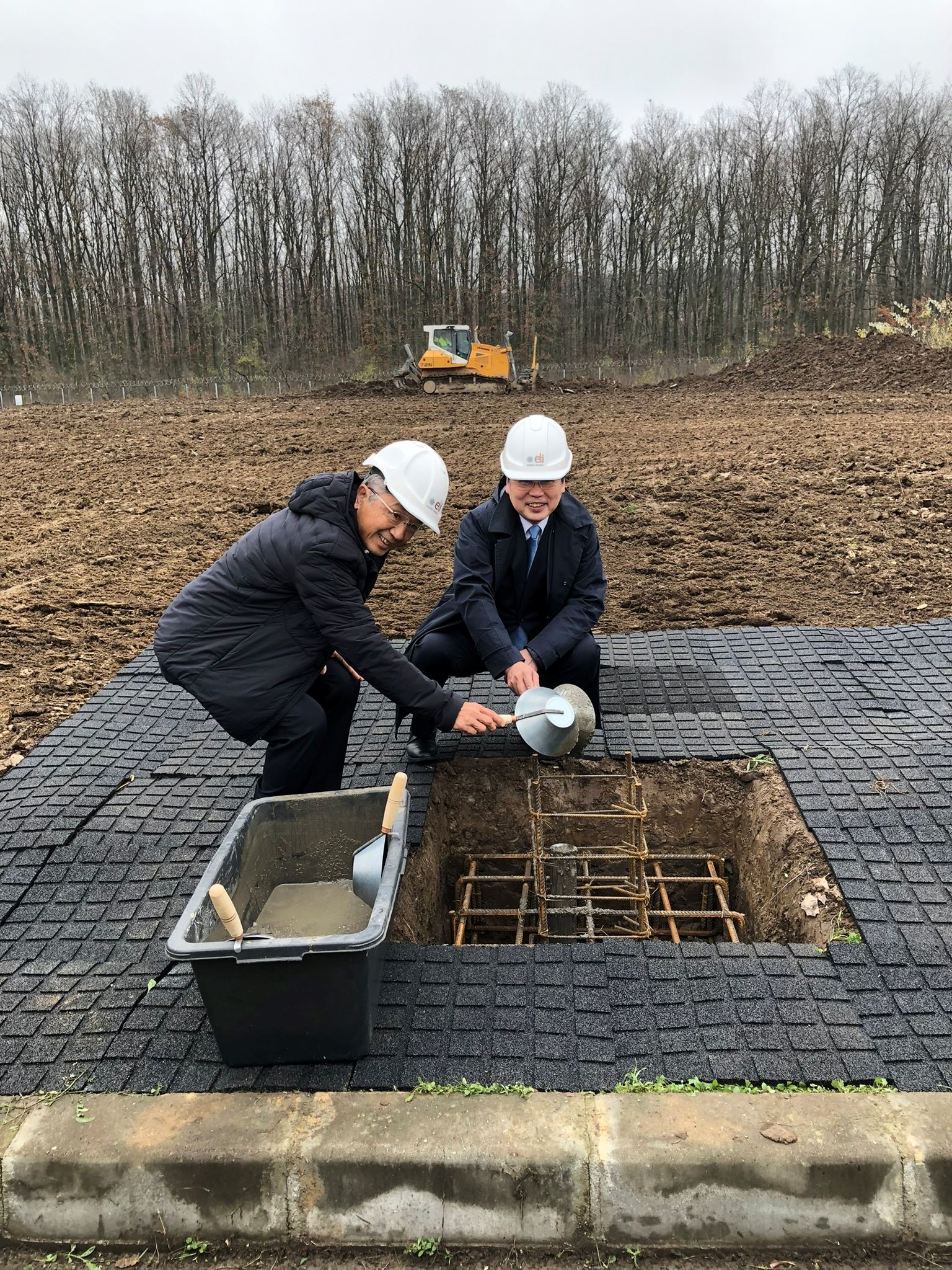 カプセルを地中に埋める様子