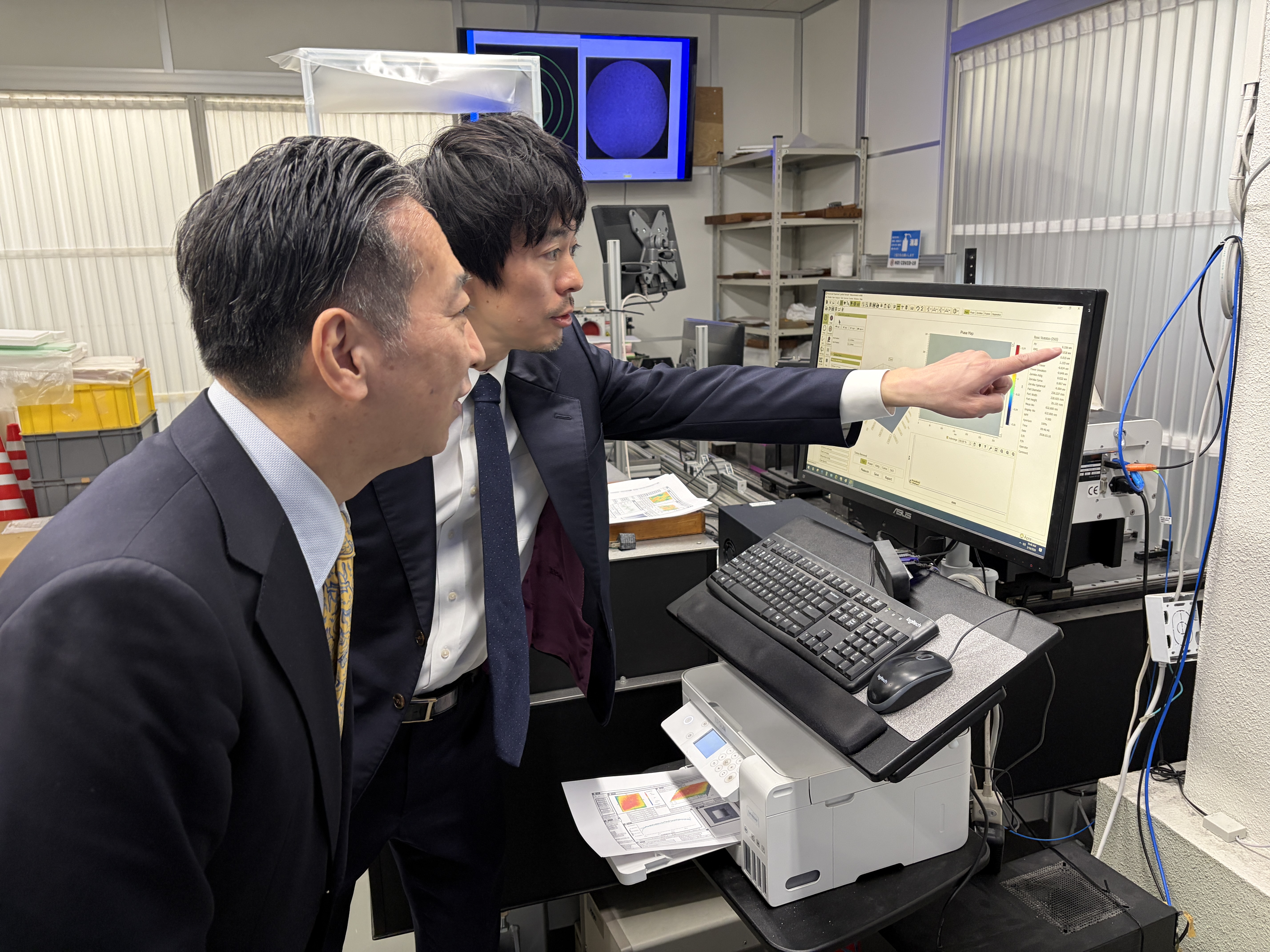 測定器をご見学いただいている様子